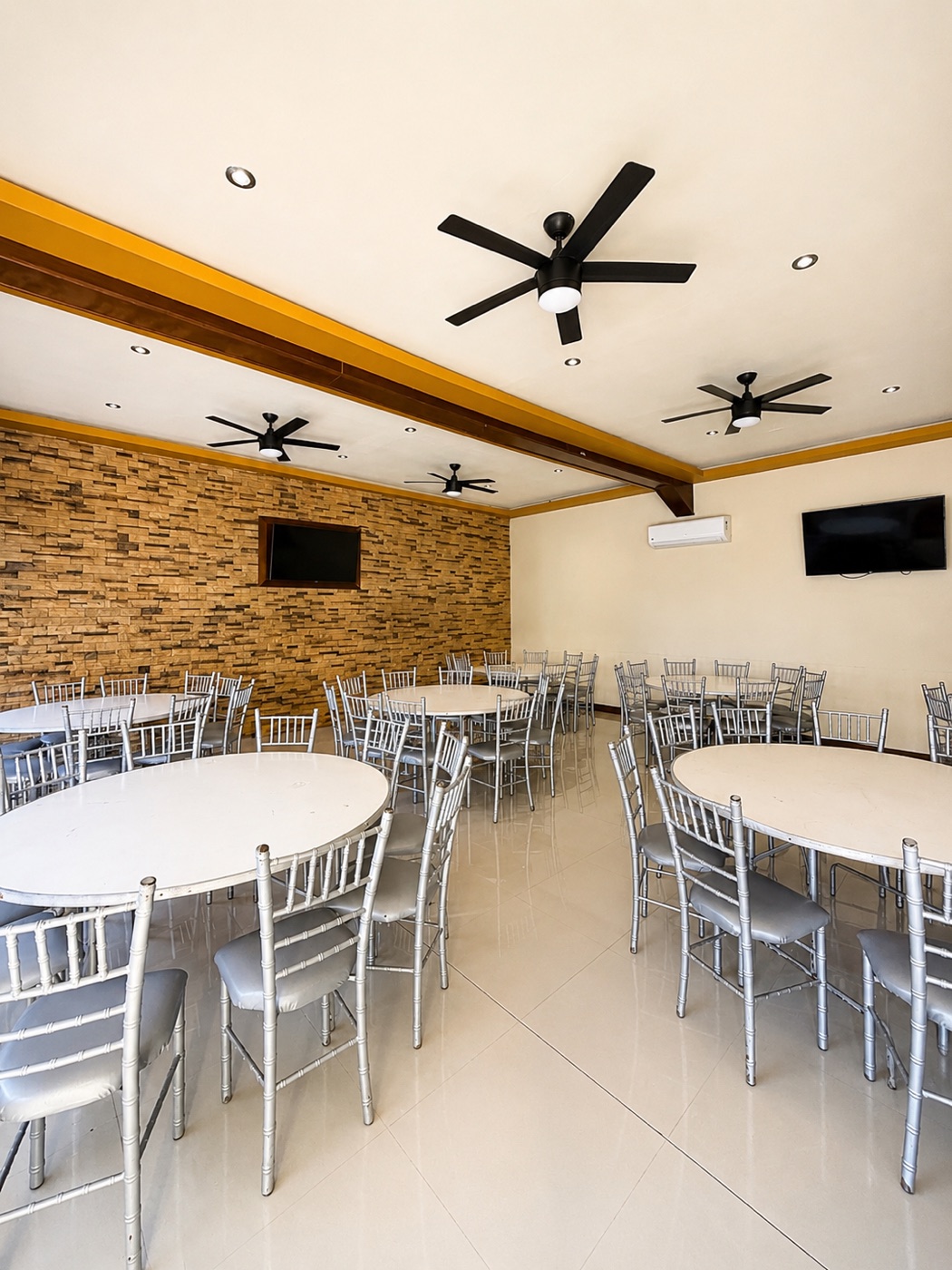 Salón techado para eventos de hasta 100 personas en Cabañas Madison, San Buenaventura, Coahuila